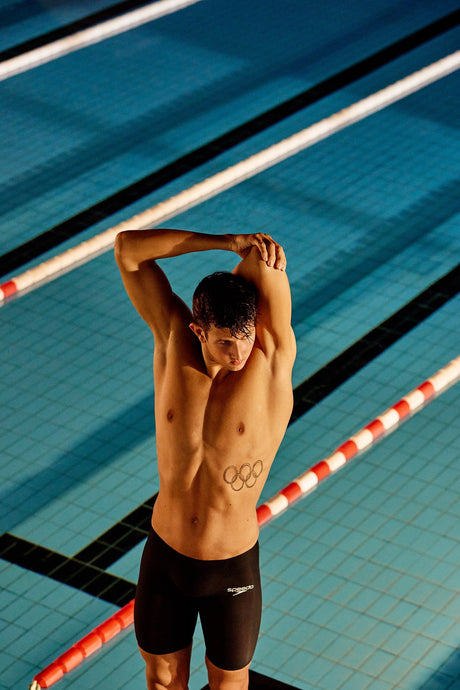 Speedo zwemmer bij het zwembad